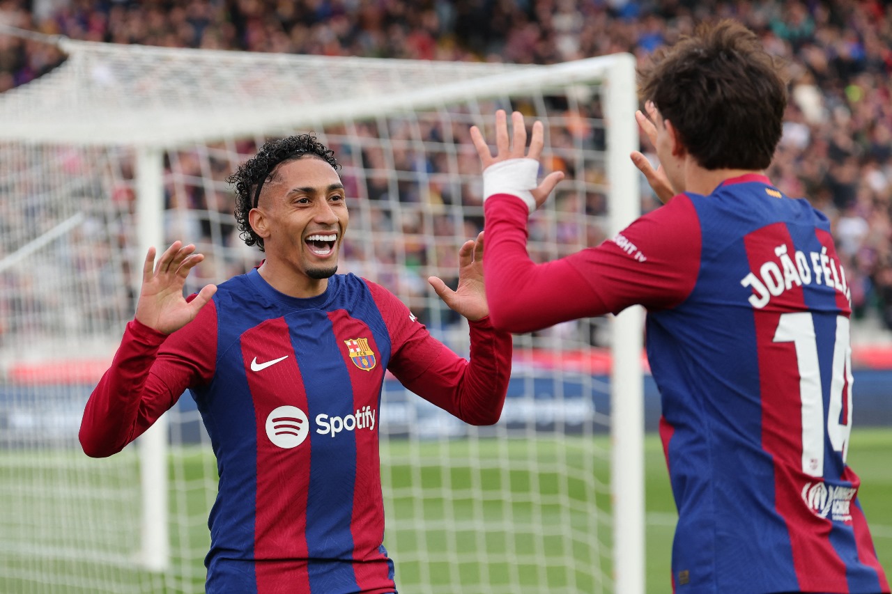 Raphinha e João Félix comemorando um gol do Barcelona (Foto: LLUIS GENE/AFP via Getty Images)