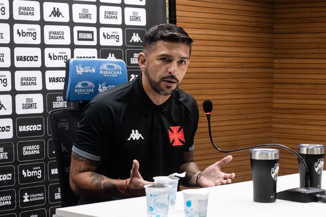 Emiliano Díaz em coletiva pós jogo (Foto: Leandro Amorim / Vasco)