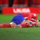 Morata cai no chão com dores (Foto: Fran Santiago | Getty Images)