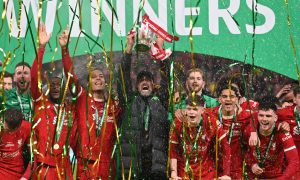 Liverpool marca no fim da prorrogação e conquista o título da EFL Cup - (Foto: GLYN KIRK/AFP via Getty Images)