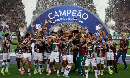 Fluminense levanta o troféu da Recopa (Photo by MAURO PIMENTEL/AFP via Getty Images)