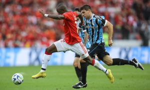 Inter e Grêmio duelam em Gre-Nal (Foto: Pedro H. Tesch/Getty Images)