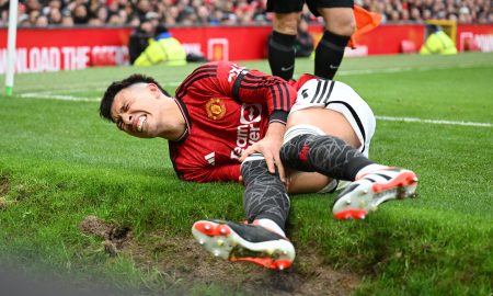 Lisandro Martínez sofre de lesão durante a partida entre Manchester United e West Ham (Foto: Michael Regan | Getty Images)