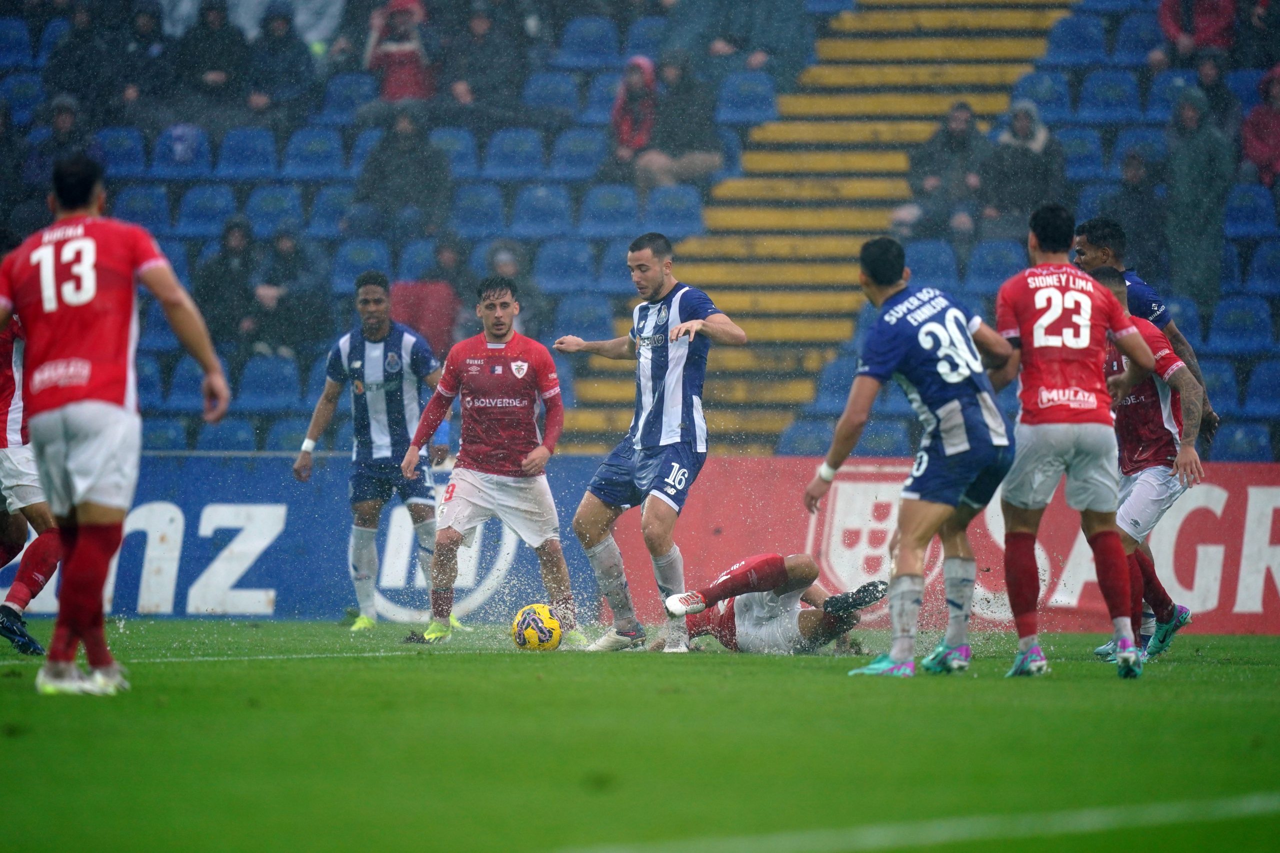 Santa Clara e Porto foi interrompido aos 27 minutos do primeiro tempo (Foto: Divulgação | Porto)