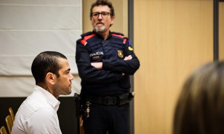 Daniel Alves é condenado a 4 anos e meio de prisão na Espanha - (Foto: JORDI BORRAS/POOL/AFP via Getty Images)