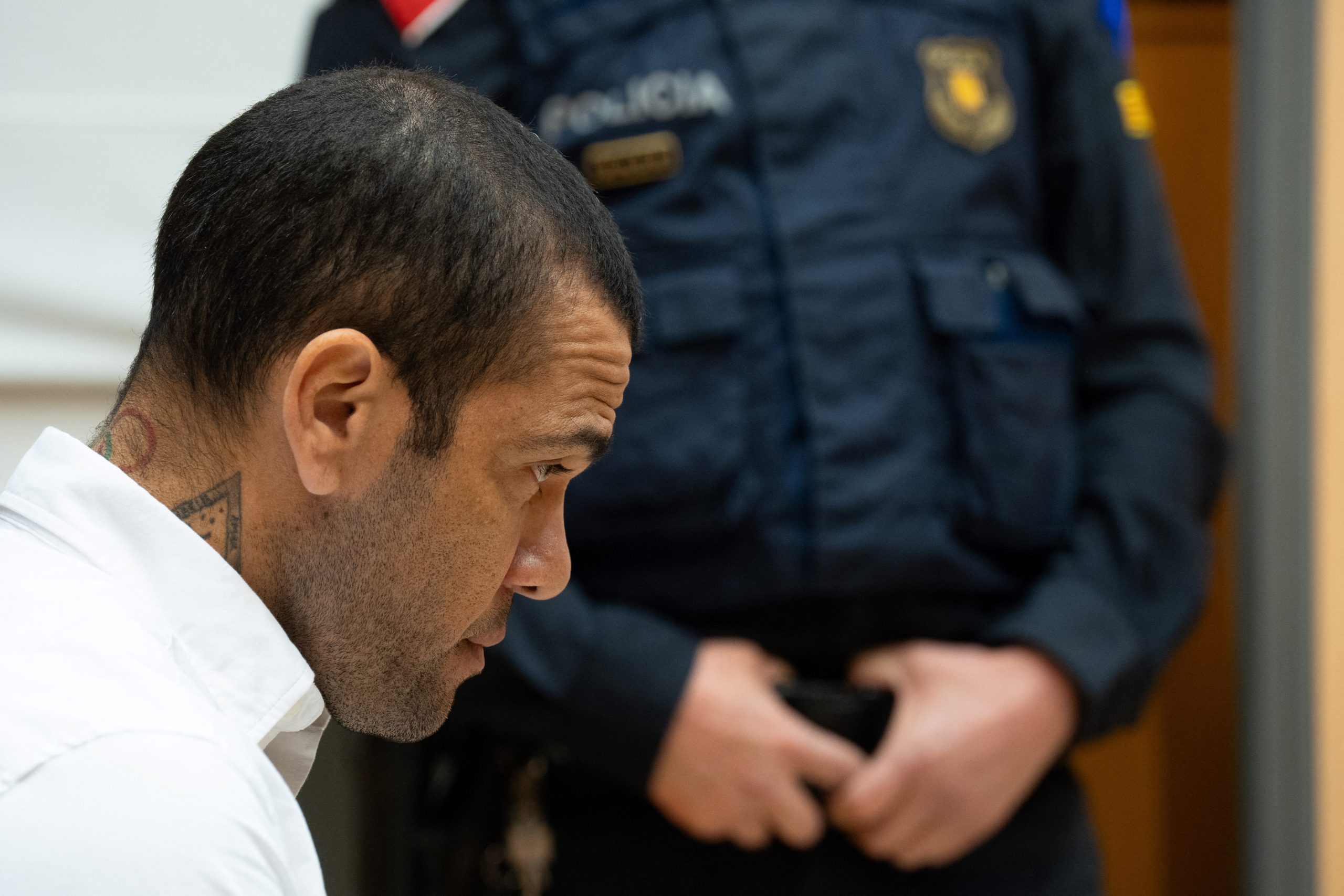 Daniel Alves durante julgamento na Espanha (Foto: David Zorrakino/Pool/AFP via Getty Images)