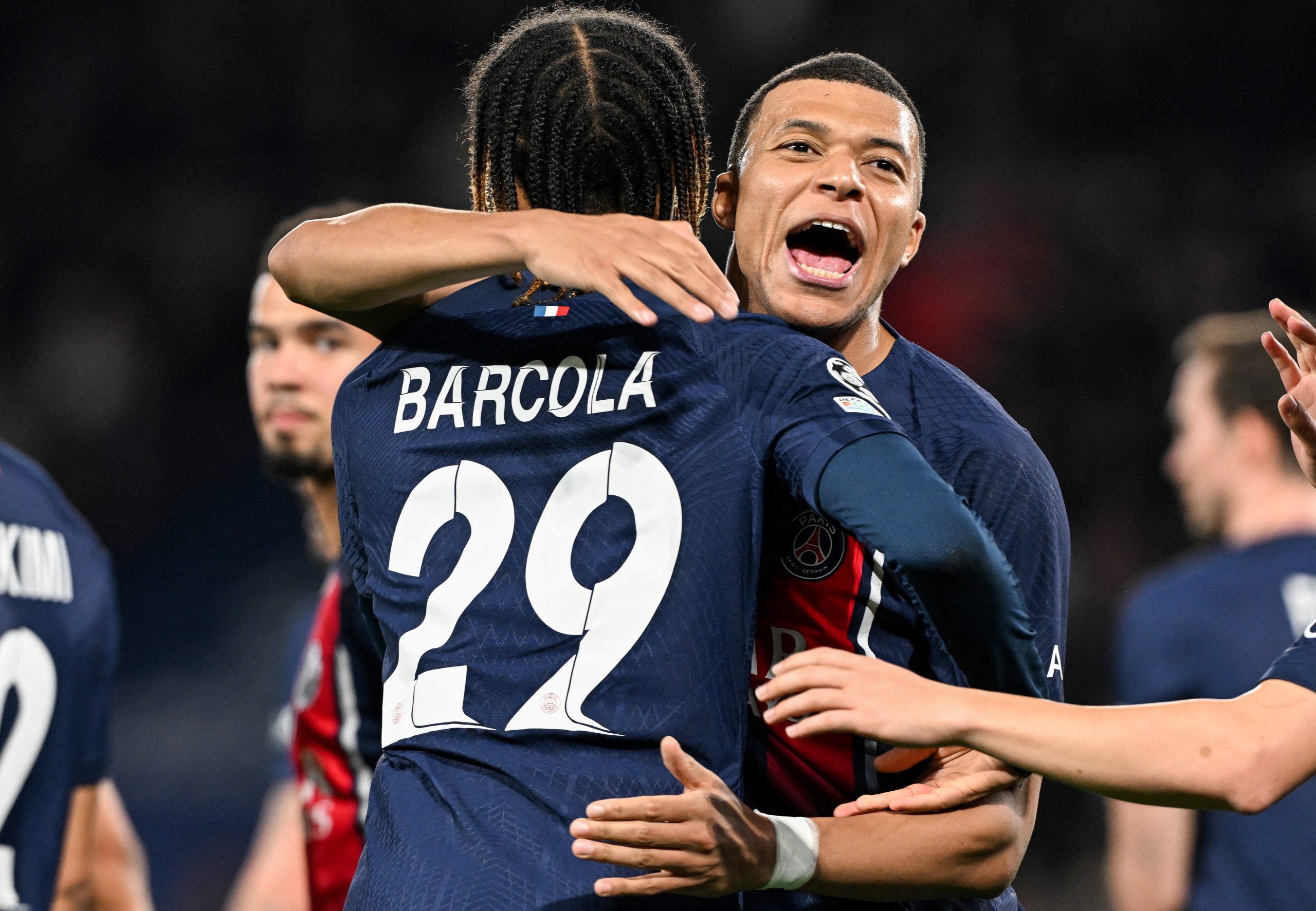 Com gols de Mbappé e Barcola, o PSG venceu a Real Sociedad no jogo de ida das oitavas de final da Champions League - (Foto: MIGUEL MEDINA/AFP via Getty Images)