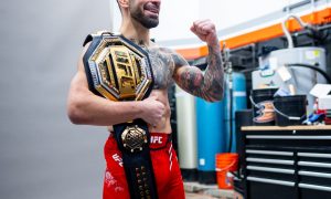 Ilia Topuria com o cinturão do UFC (Foto: Divulgação/UFC)