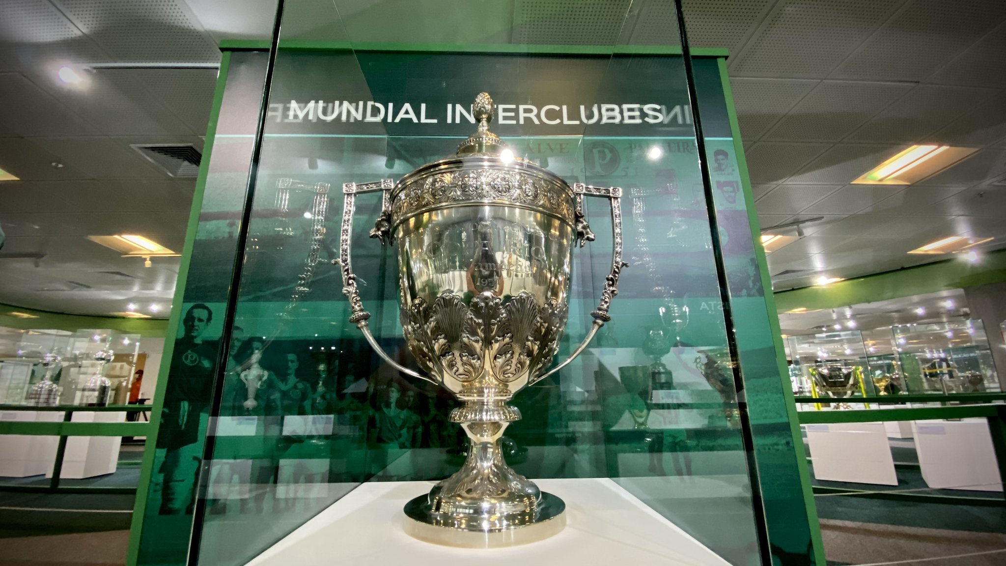 A Taça da Copa Rio de 1951 exposta na sala de troféus do Verdão, no Allianz Parque. (Foto: Site Oficial/Palmeiras).