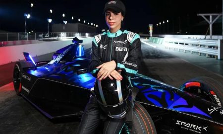 Reem Al Aboud sentada no GENBETA, protótipo modificado de um carro de Fórmula E