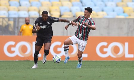Júnior Santos e Cano em dividida no último clássico entre os times (Foto: Vítor Silva/Botafogo)