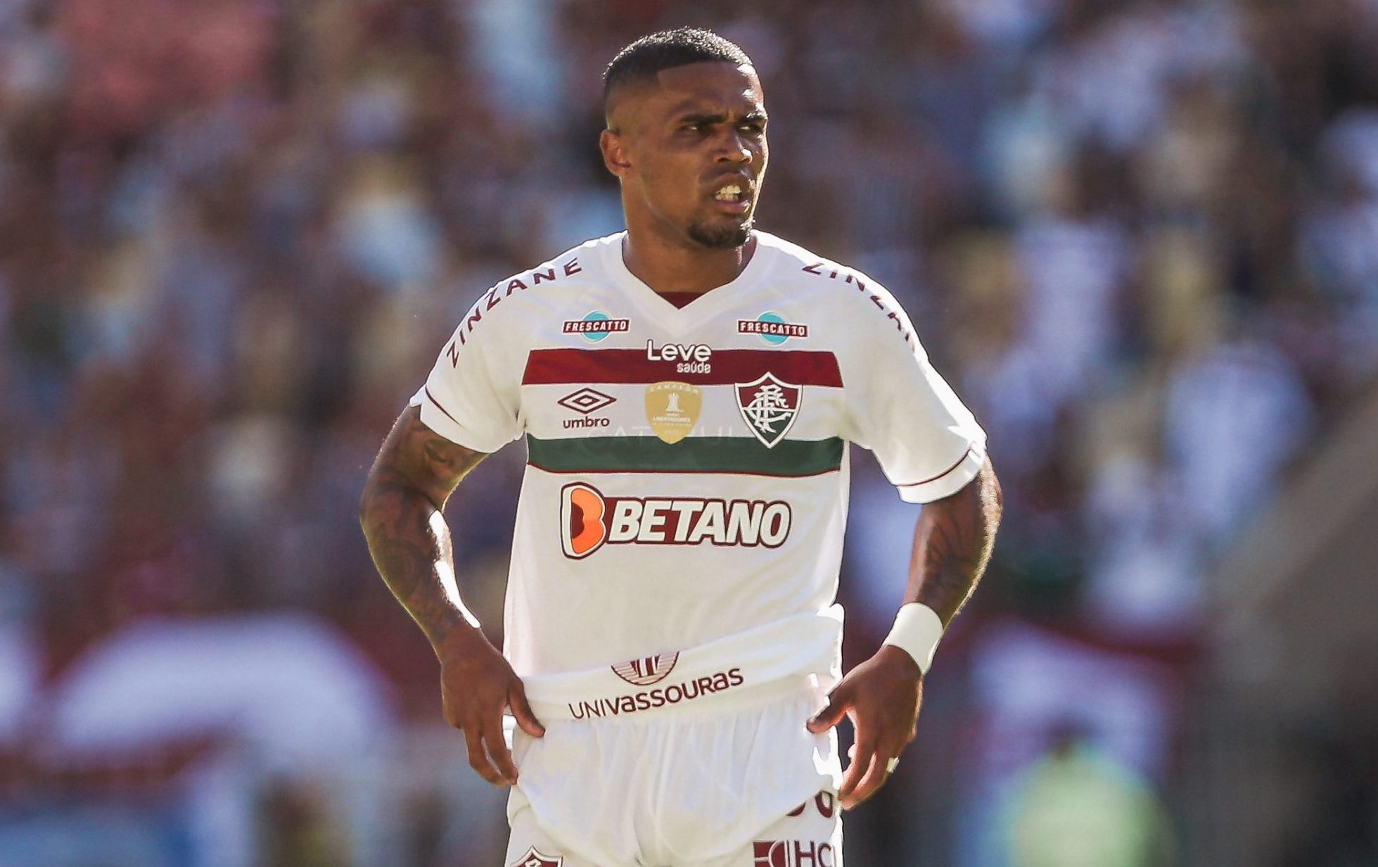 Douglas Costa pode desfalcar o Fluminense contra o Flamengo (FOTO DE LUCAS MERÇON/FLUMINENSE FC)