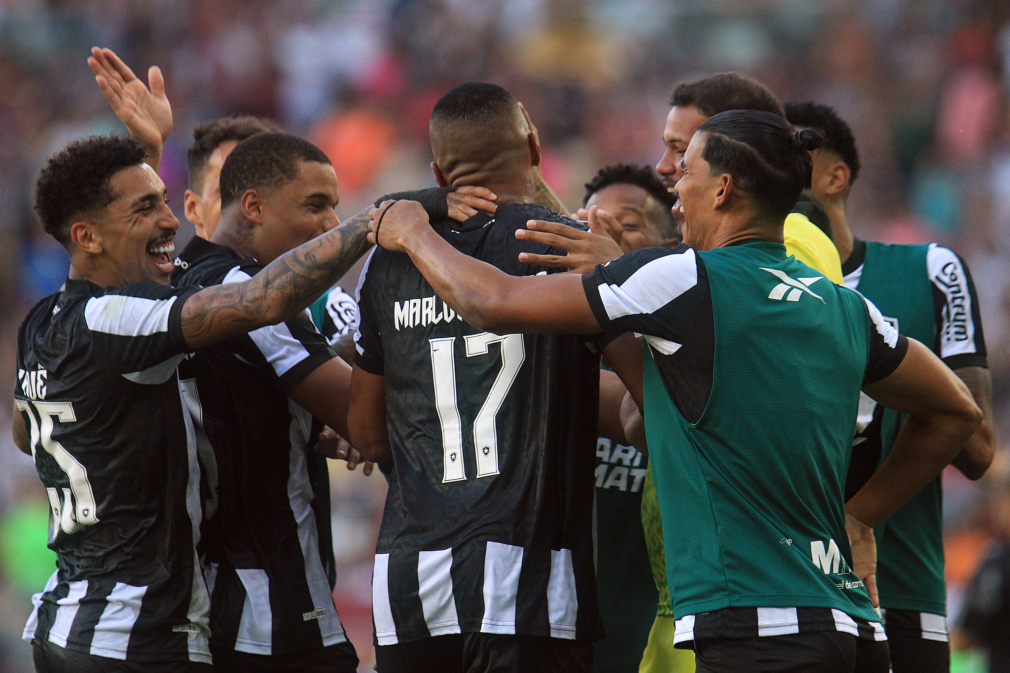 Jogadores do Botafogo comemorando um dos gols de Marlon Freitas. (Foto: Vitor Silva/Botafogo)