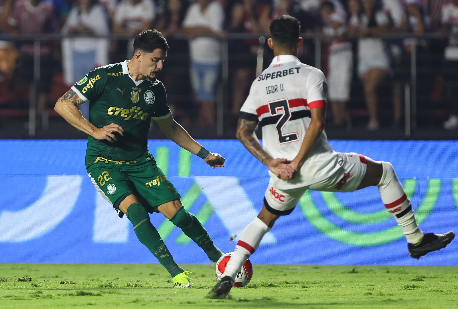 Piquerez, lateral-esquerdo do Palmeiras durante partida contra o São Paulo. (Foto: Fábio Menotti/Corinthians).