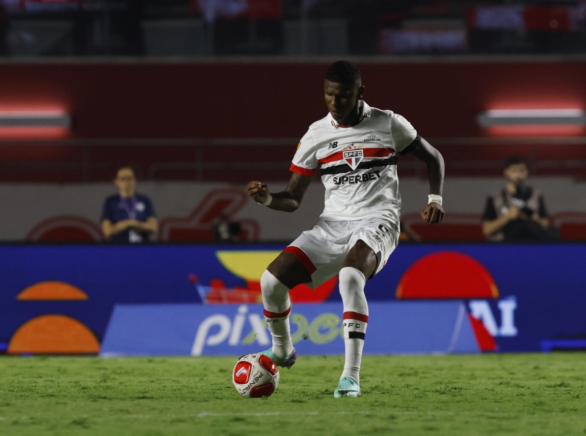Arboleda poderá jogar no próximo jogo do São Paulo (Rubens Chiri /Saopaulofc.net)