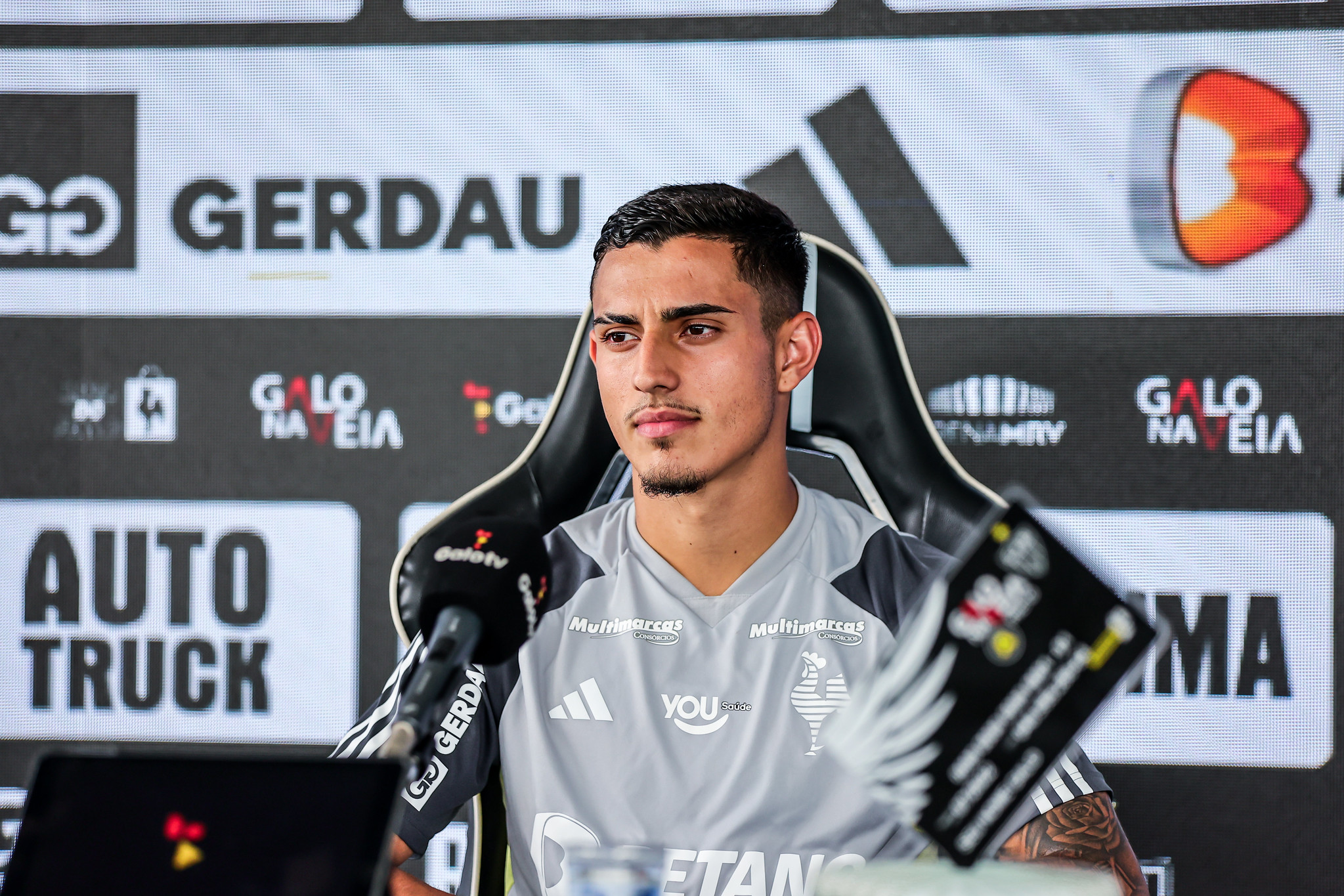 Cadu em coletiva (Foto: Pedro Souza / Atlético)