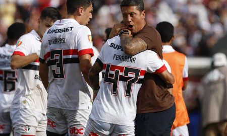 Carpini comemora com jogadores do São Paulo (Rubens Chiri/Saopaulofc.net)
