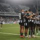 Jogadores do Botafogo comemorando o gol de Júnior Santos. (Foto: Vitor Silva/Botafogo)