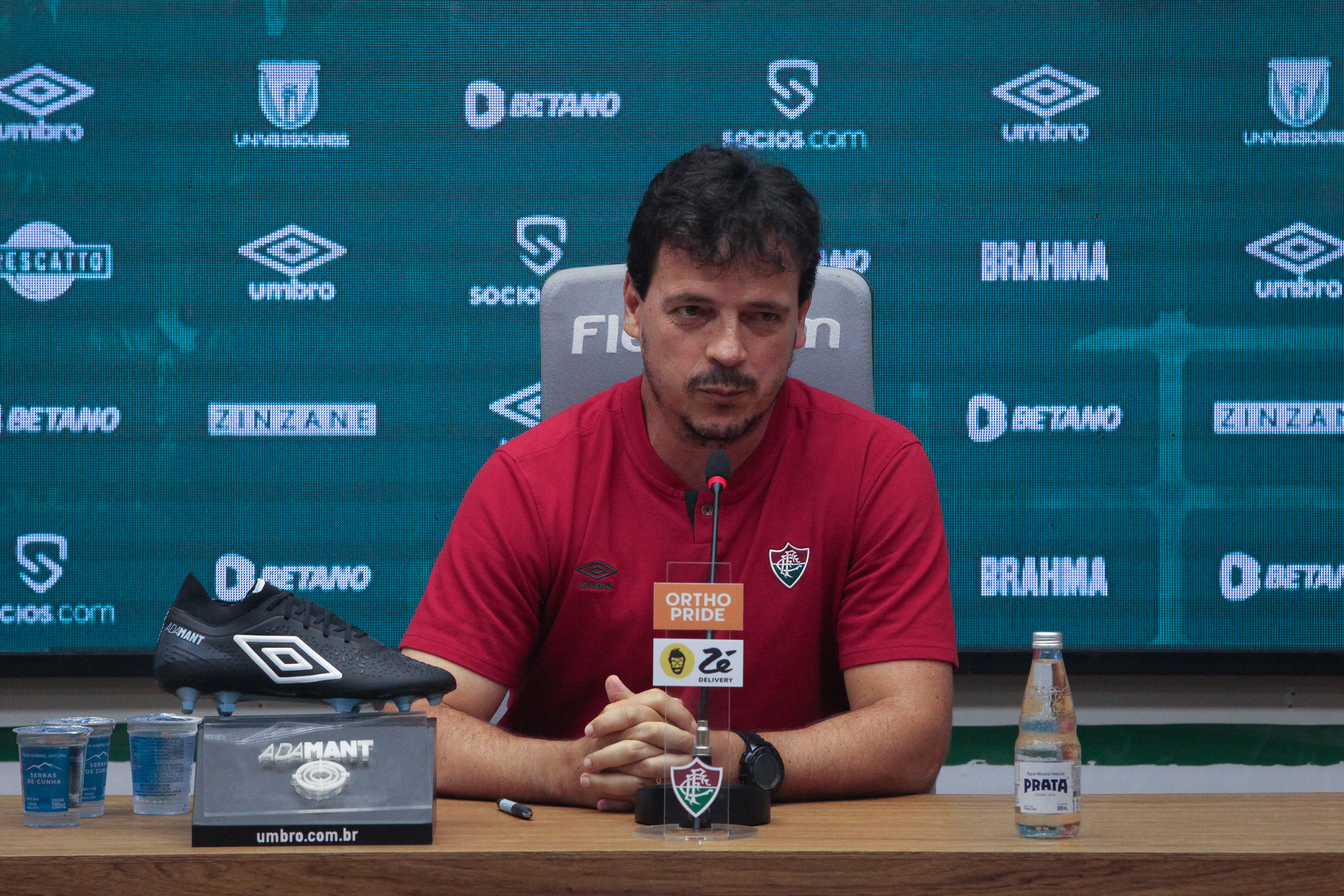 Diniz concedeu entrevista coletiva no centro de treinamento. (Foto: Marcelo Gonçalves/FFC)