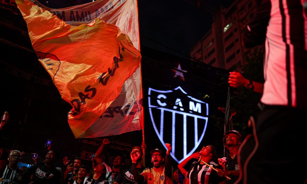 Torcida fez vigília na sede administrativa do Atlético, no bairro de Lourdes, em BH (Foto: Pedro Souza/Atlético-MG)