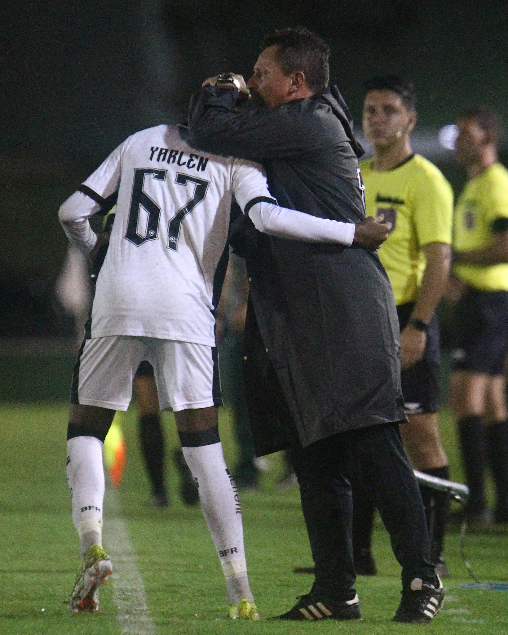 Fábio Matias abraçando Yarlen após o quarto gol do Botafogo. (Foto: Vitor Silva/Botafogo)