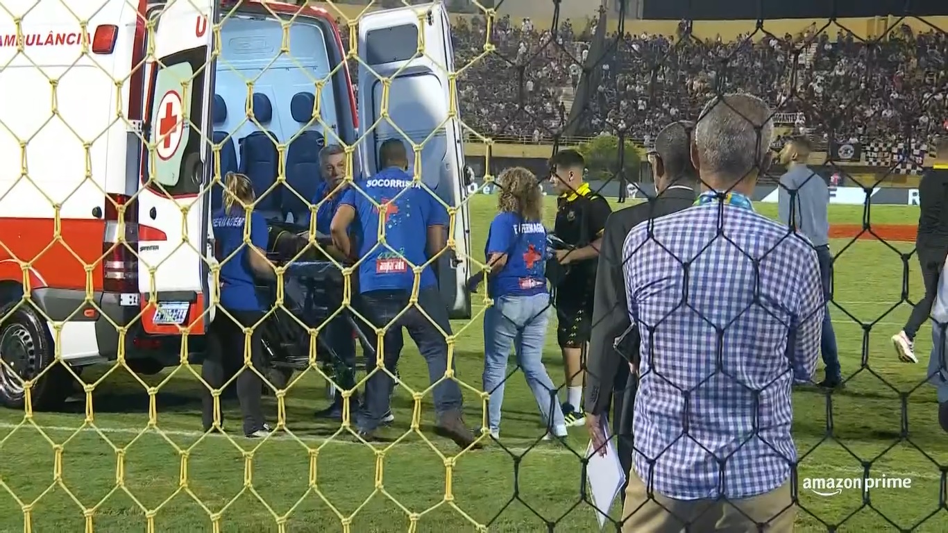 Jogador do São Bernardo é retirado de ambulância (Foto: Reprodução / Prime Video)