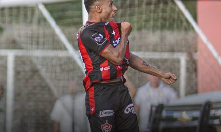Mateus Gonçalves, duas vezes, e Iury Castilho marcaram os gols do Rubro-Negro. (Foto: Victor Ferreira/EC Vitória)