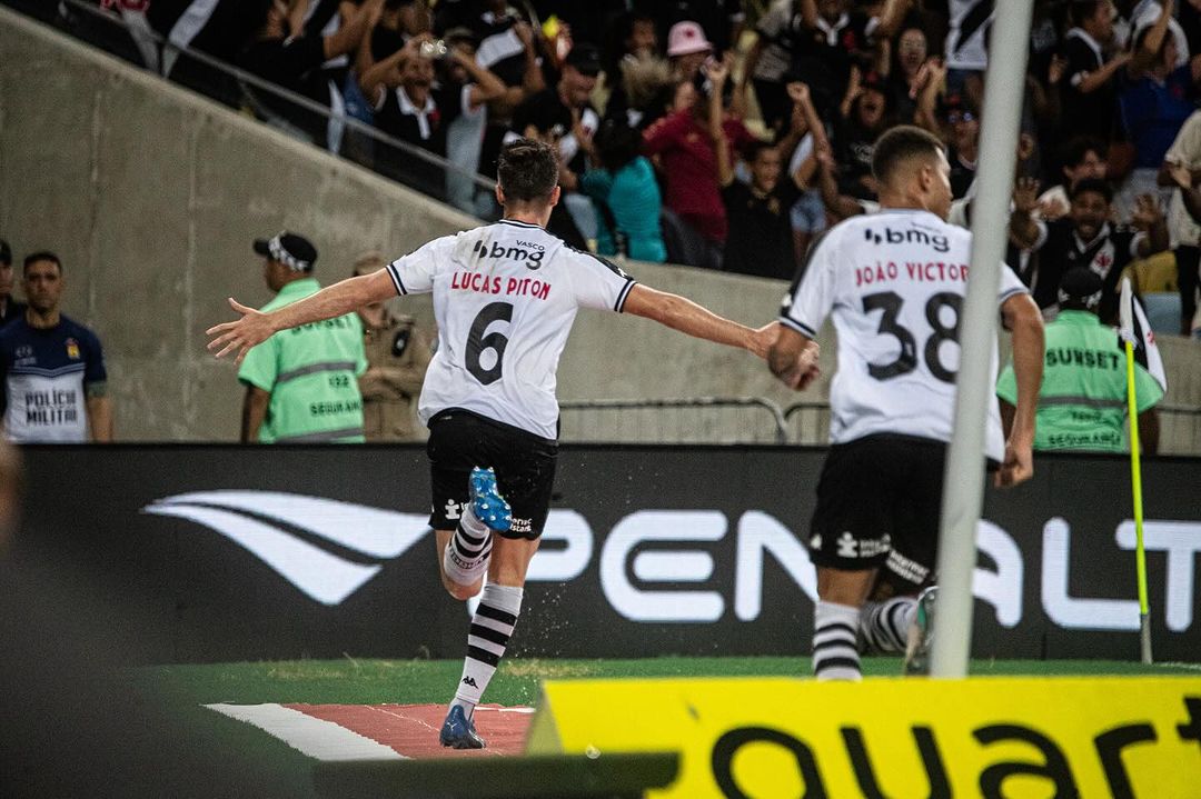 Lucas Piton comemora o gol de empate. (Foto: Matheus Lima / Vasco)