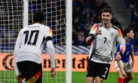 Havertz comemora seu gol junto de Musiala. (Foto: OLIVIER CHASSIGNOLE/AFP via Getty Images)