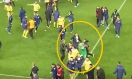 Briga dentro de campo entre torcedores mandantes e membros do Fenerbahçe (Foto: Reprodução)