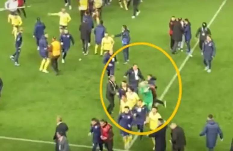 Briga dentro de campo entre torcedores mandantes e membros do Fenerbahçe (Foto: Reprodução)