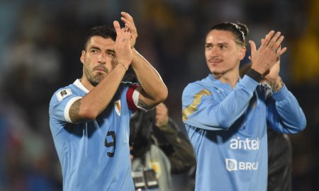 Luis Suárez e Darwin Núñez agradeceram a torcida ao final de jogo do Uruguai (Foto: DANTE FERNANDEZ | AFP via Getty Images)