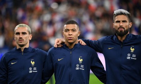 Griezmann, Mbappé e Giroud durante hino da França (Foto: FRANCK FIFE | AFP via Getty Images)