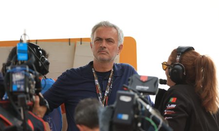 José Mourinho assiste à corrida de MotoGP do Grande Prémio de Portugal no Circuito Internacional do Algarve, em Portimão (Foto: PATRICIA DE MELO MOREIRA | AFP via Getty Images)
