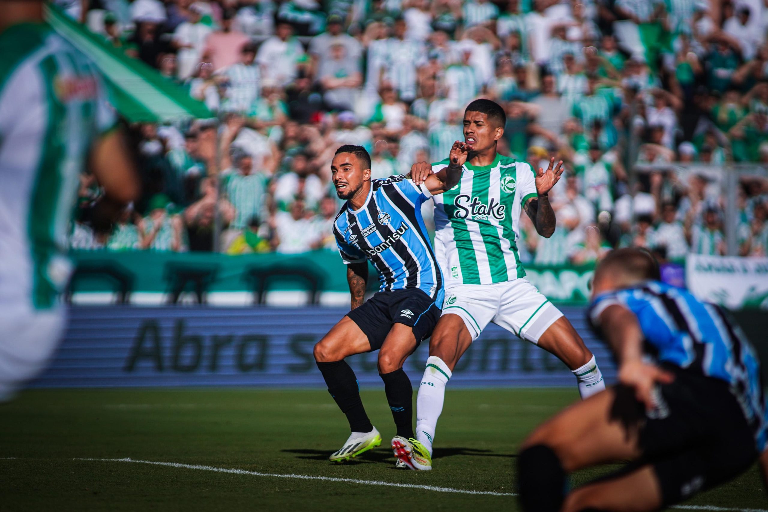 Jogo disputado sem gols no Alfredo Jaconi (Foto: Fernando Alves/ECJuventude)