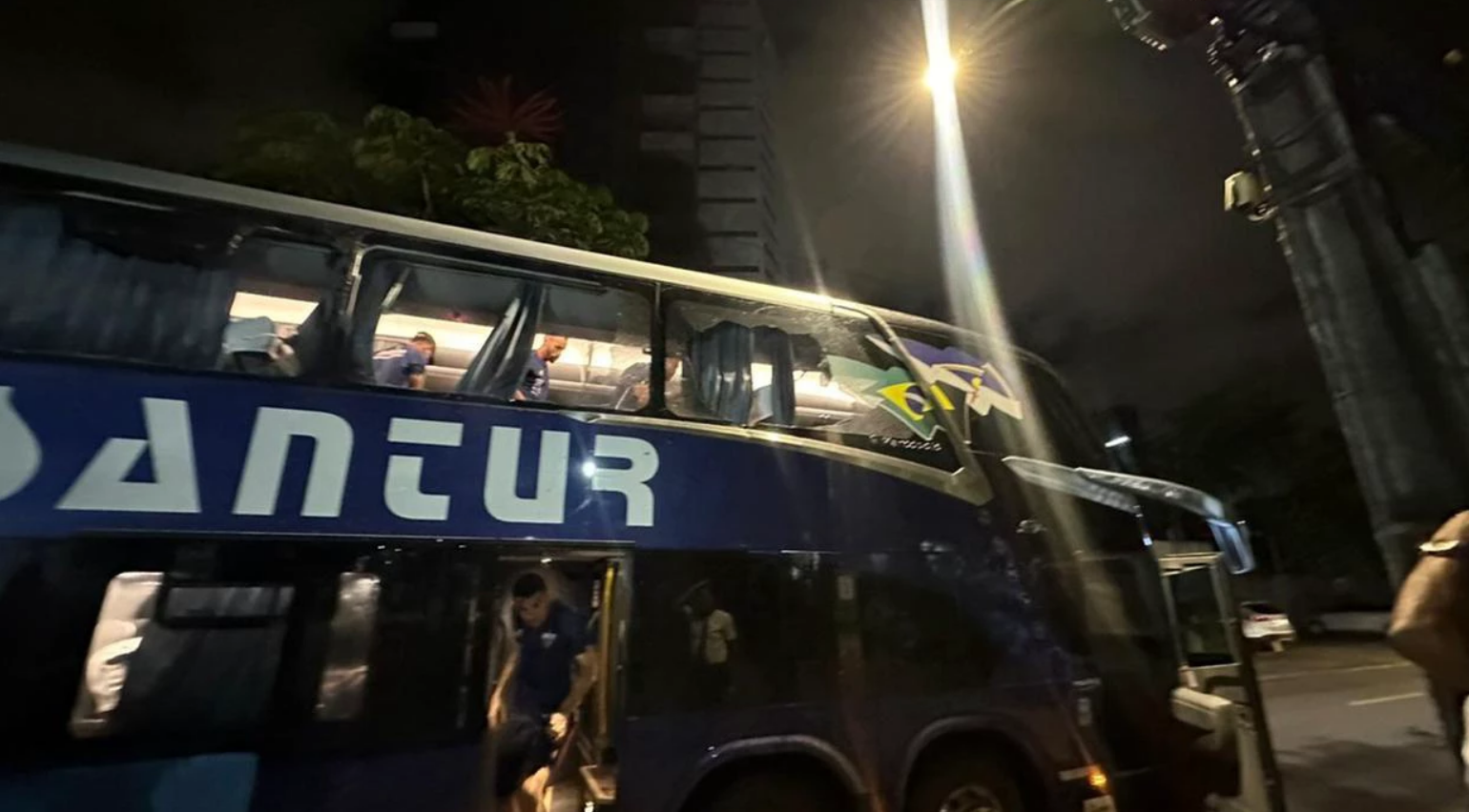 Ônibus do Fortaleza após ser atacado (Foto: Matheus Amorim/Fortaleza EC)