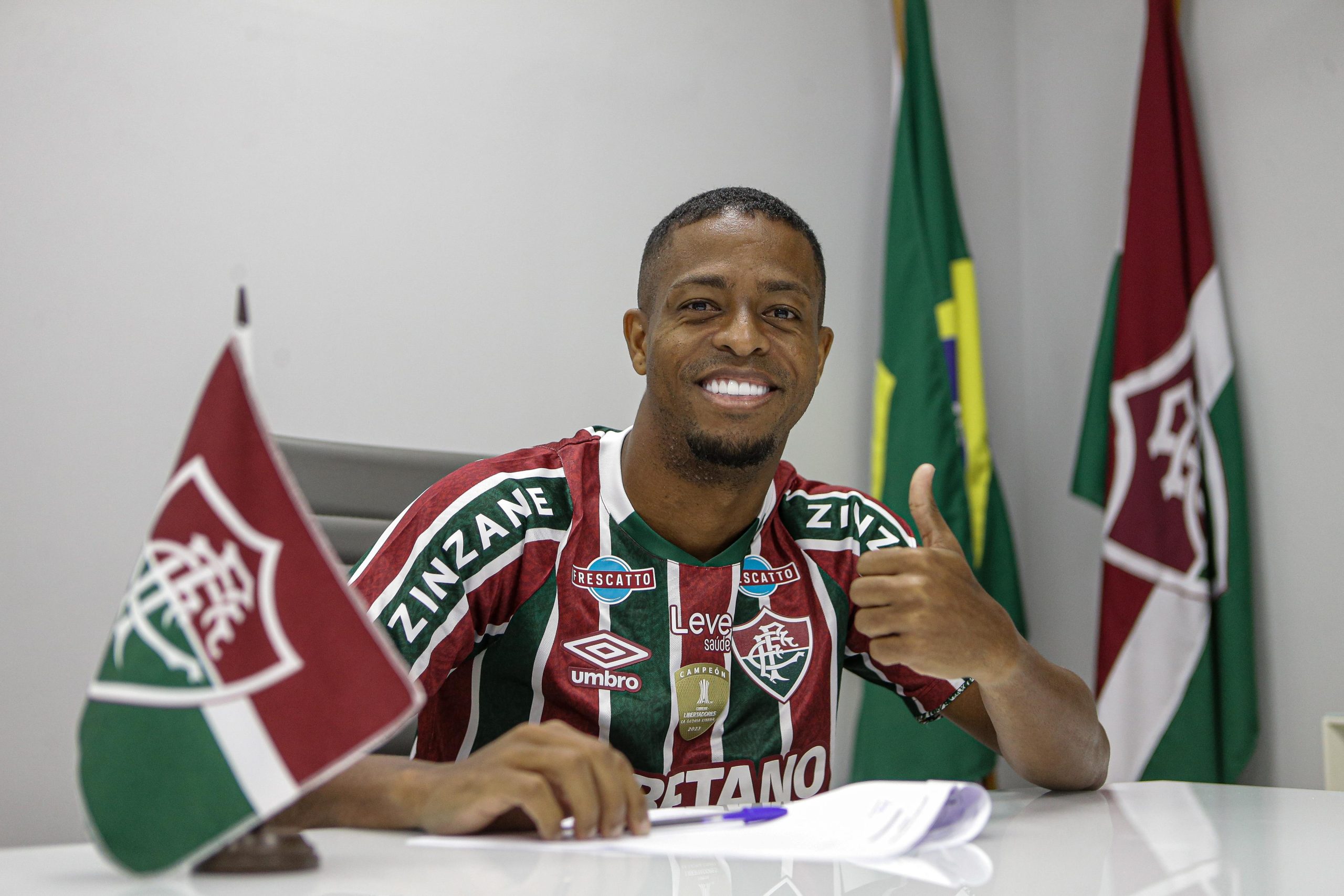 Keno renova com o Fluminense (Foto: Lucas Merçon/FFC)