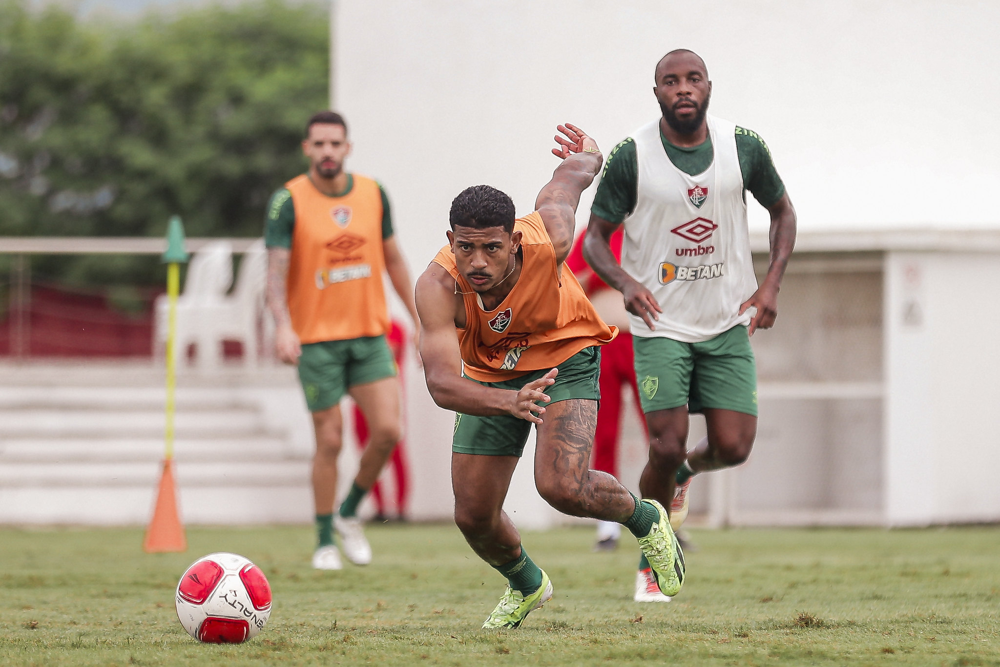 John Kennedy está afastado do Fluminense após atraso em treino (Foto: Lucas Merçon/FFC)