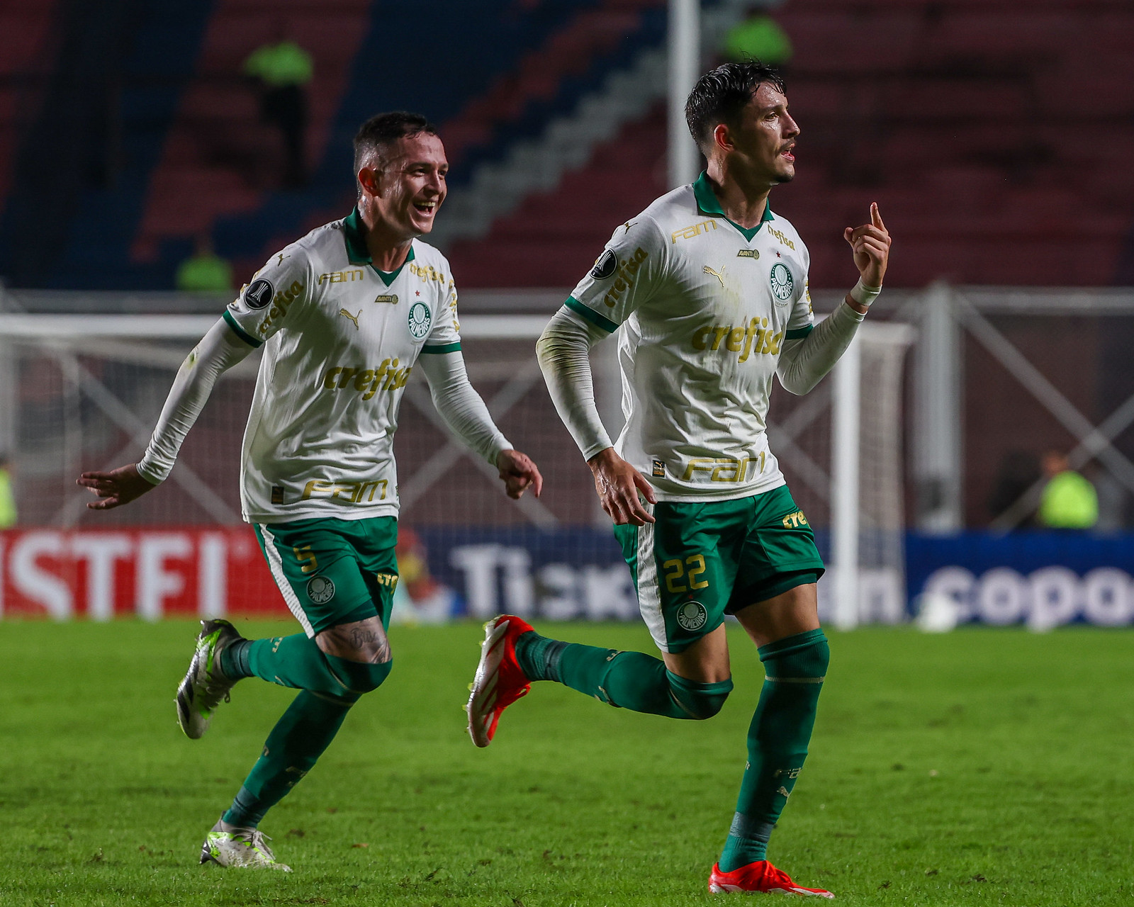 Piquerez e Anibal Moreno comemoram o gol de empate do Verdão. (Foto: Fábio Menotti/Palmeiras).