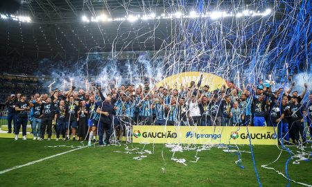 Grêmio recebendo o título na final do Campeonato Gaúcho 2024. FOTO: LUCAS UEBEL/GREMIO FBPA