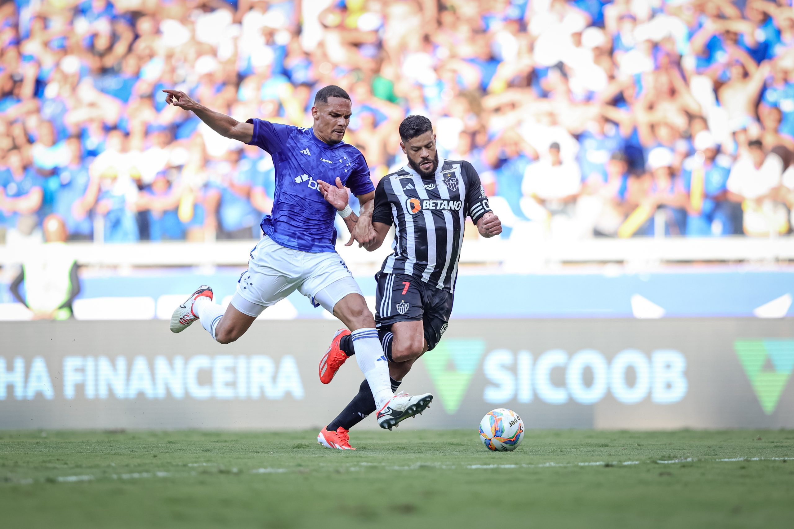 Disputa entre Neris e Hulk (Foto: Pedro Souza / Atlético)