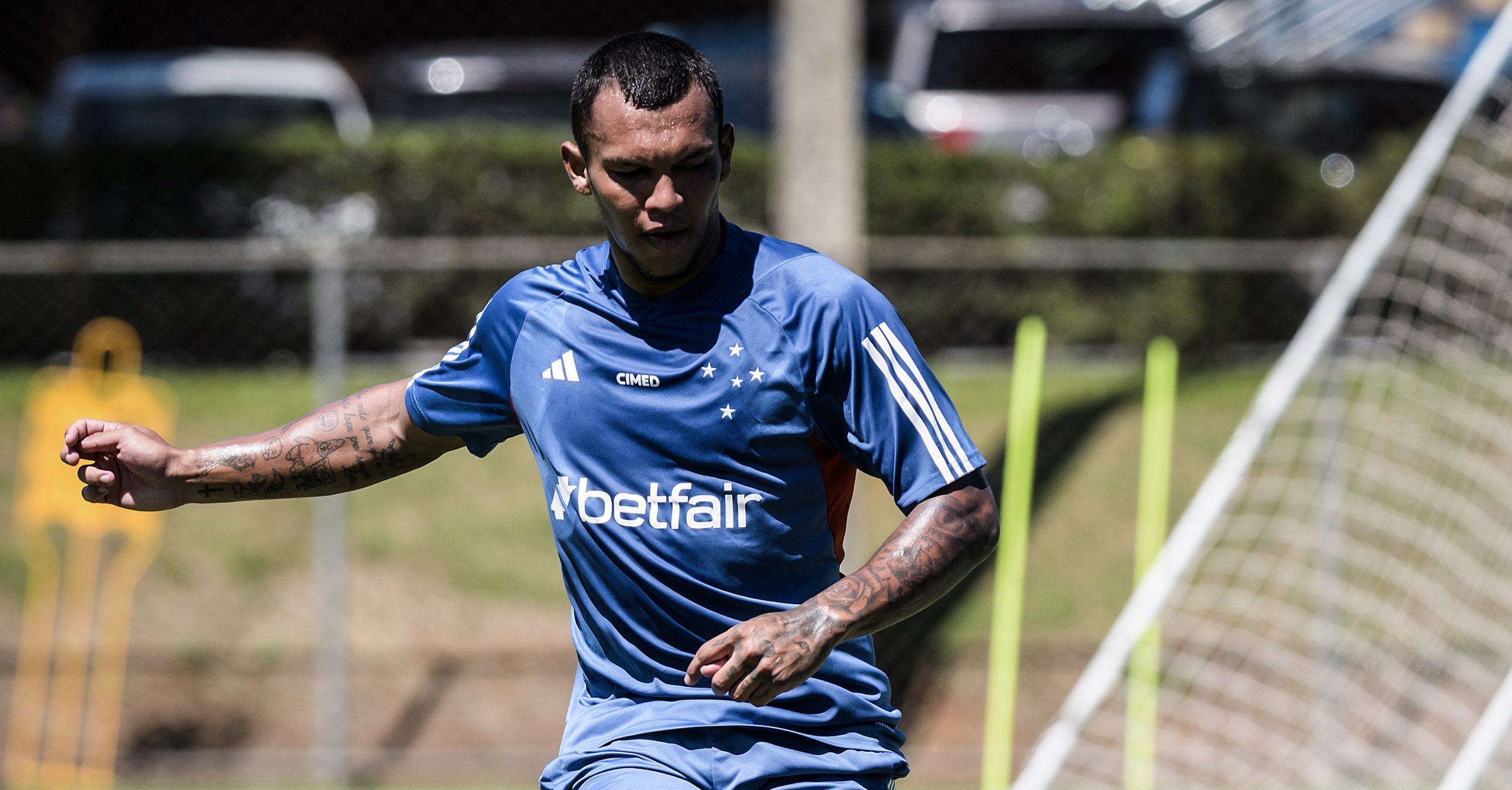 Estreia de Verón entre relacionados (Foto: Gustavo Aleixo/Cruzeiro)