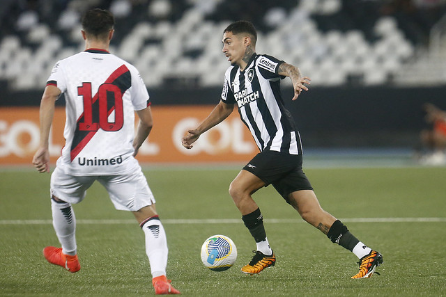 Hugo com a bola (Foto: Vitor Silva/Botafogo)