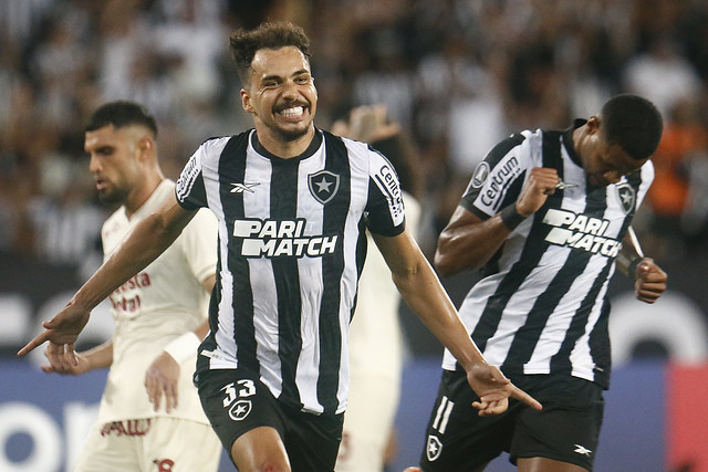 Eduardo comemora um dos gols na vitória (Foto: Vitor Silva/Botafogo)