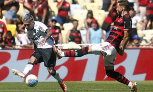 Flamenguistas reclamam de falta de Diego Hernandez (foto) no segundo gol do Botafogo (Foto: Vitor Silva/Botafogo)