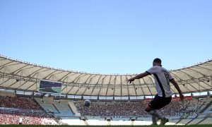 Savarino batendo escanteio. (Foto: Vitor Silva/Botafogo)