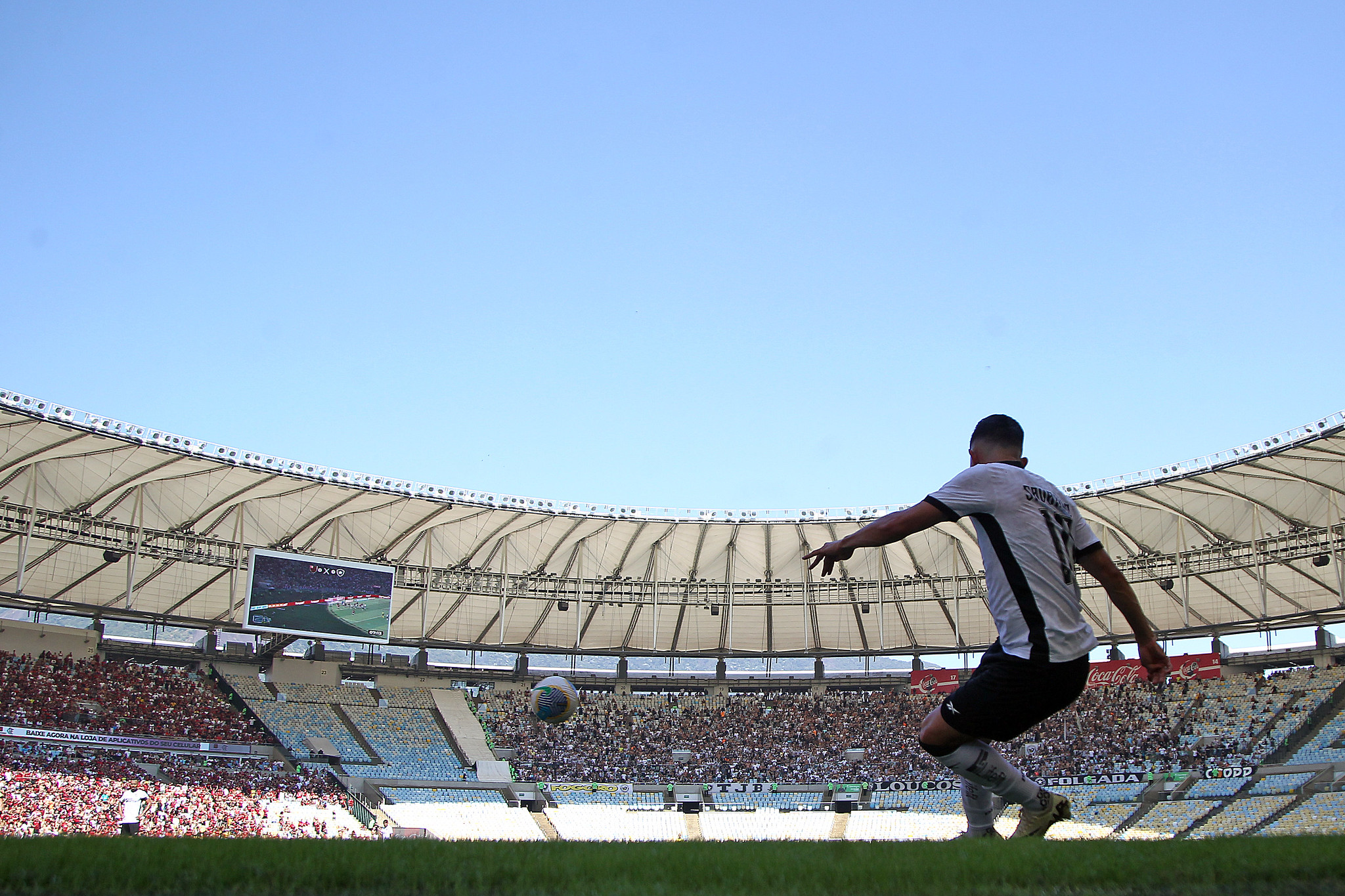 Savarino batendo escanteio. (Foto: Vitor Silva/Botafogo)