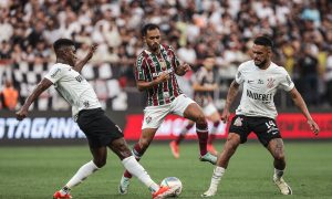 Lima perdendo a posse da bola em marcação pressão do corinthians FOTO DE LUCAS MERÇON / FLUMINENSE FC