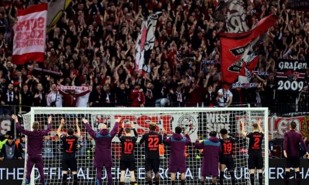 Bayer Leverkusen e sua torcida. (Foto: Christof Koepsel/Getty Images)