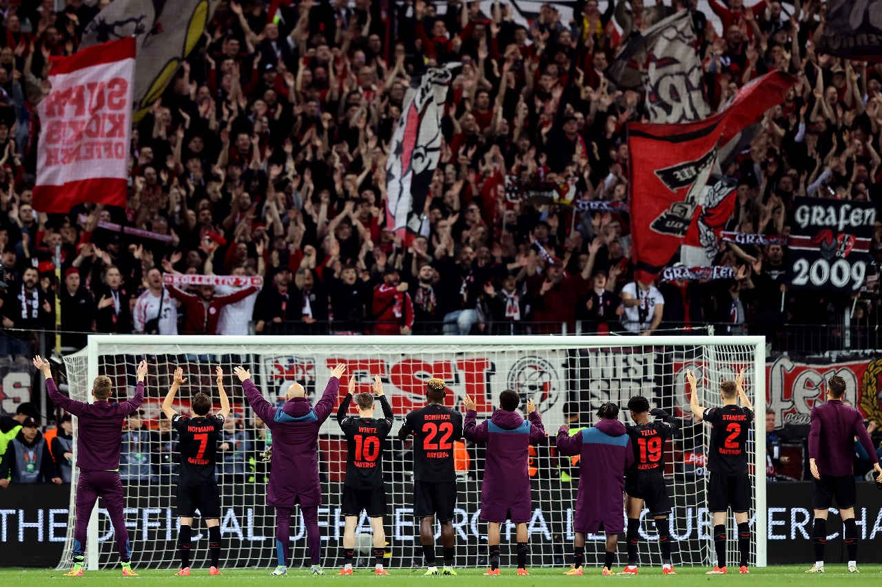 Bayer Leverkusen e sua torcida. (Foto: Christof Koepsel/Getty Images)